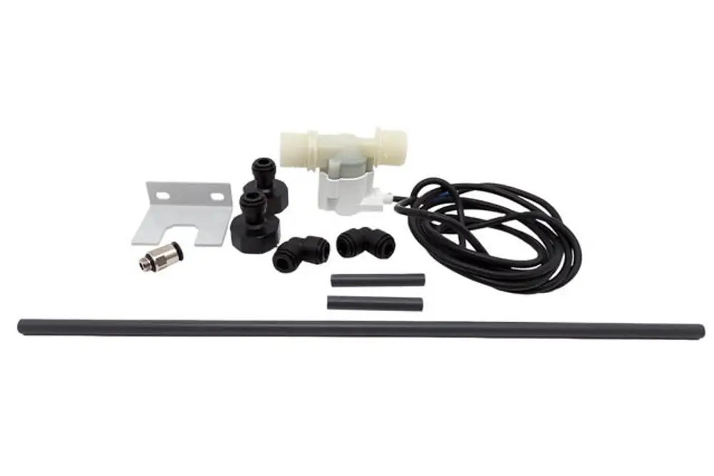 Montageset mit verschiedenen Fittings, Schläuchen und einem Element von Remeha, geeignet für die Installation einer Hygienespüleinrichtung.